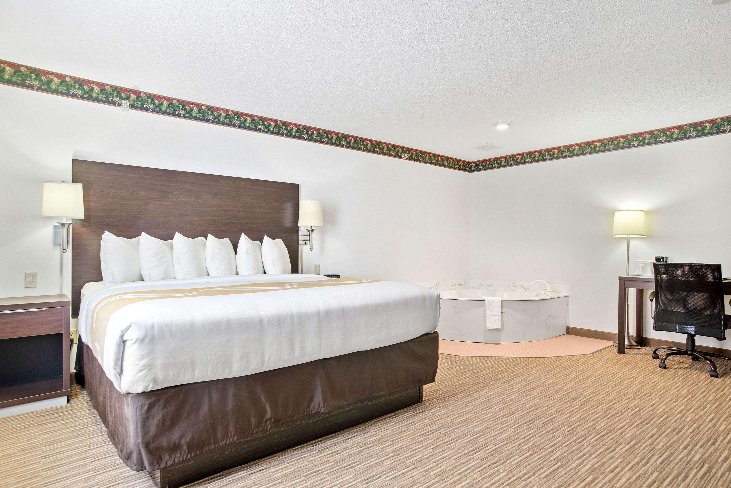 Everspring Inn & Suites Hill City Eksteriør billede