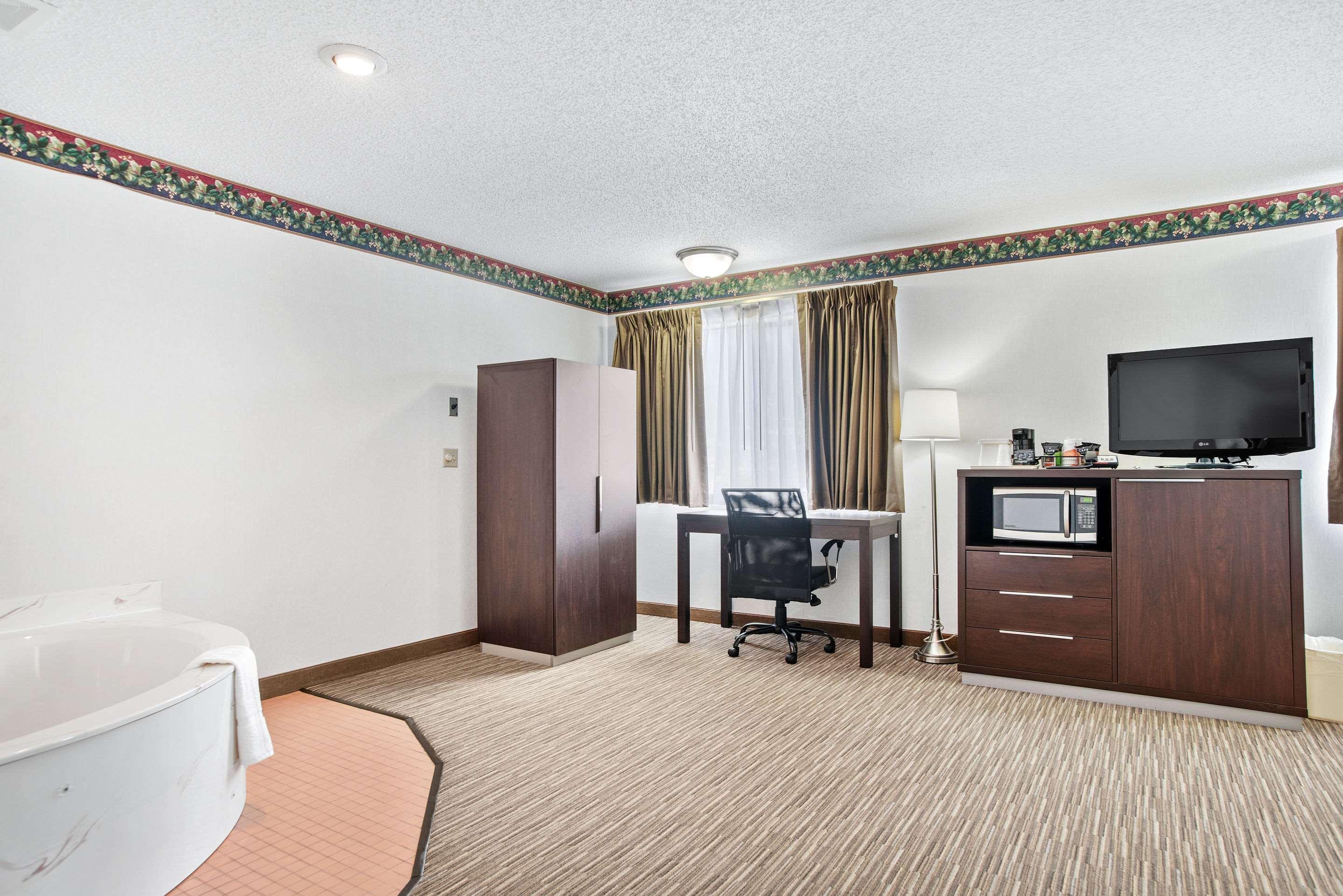 Everspring Inn & Suites Hill City Eksteriør billede