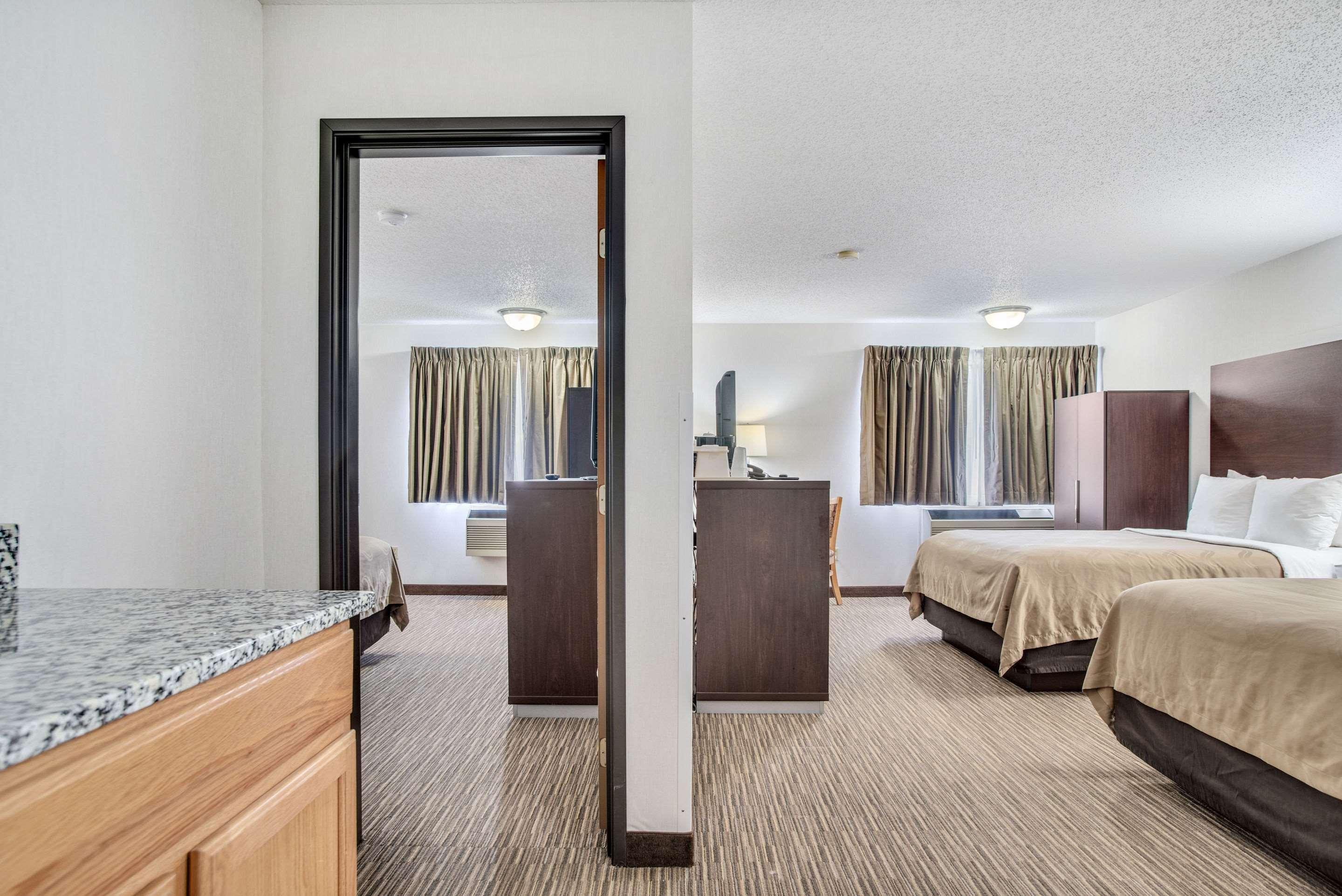 Everspring Inn & Suites Hill City Eksteriør billede