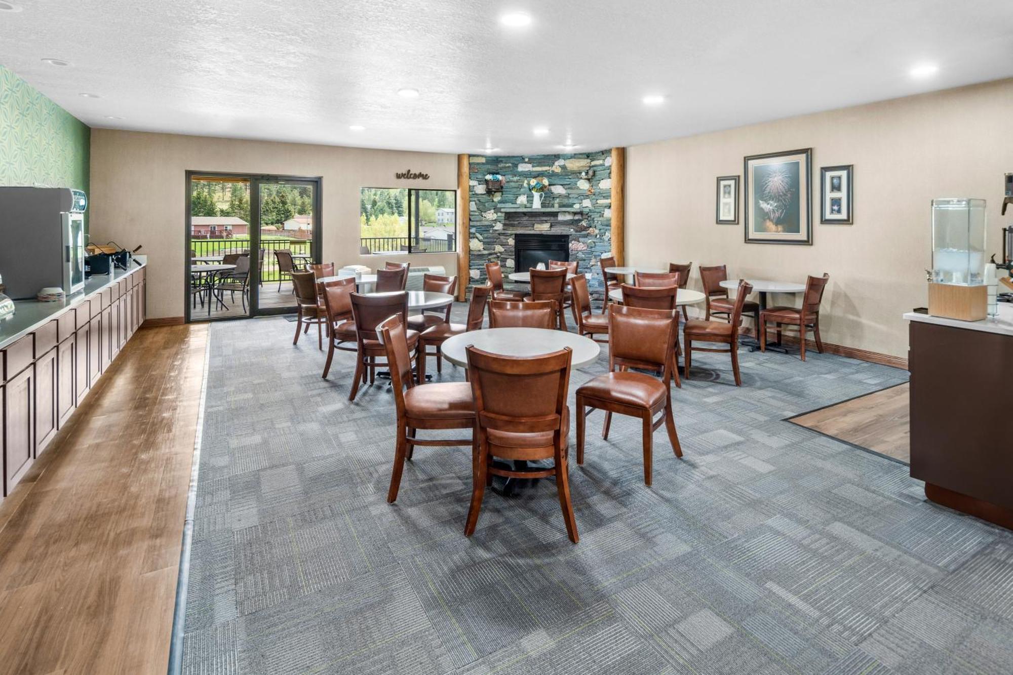 Everspring Inn & Suites Hill City Eksteriør billede