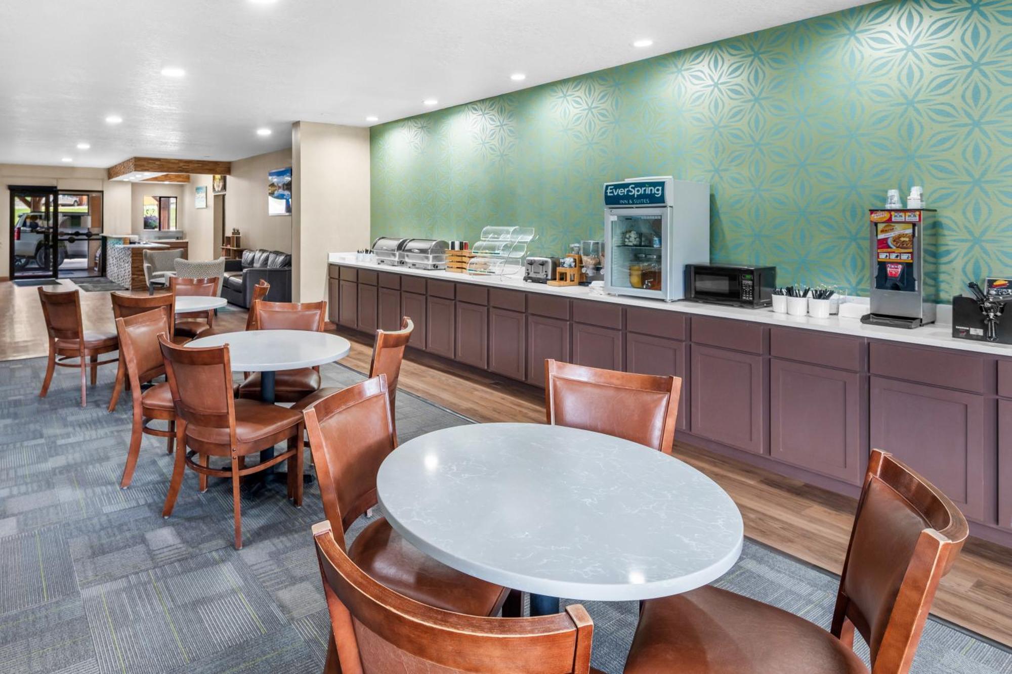 Everspring Inn & Suites Hill City Eksteriør billede