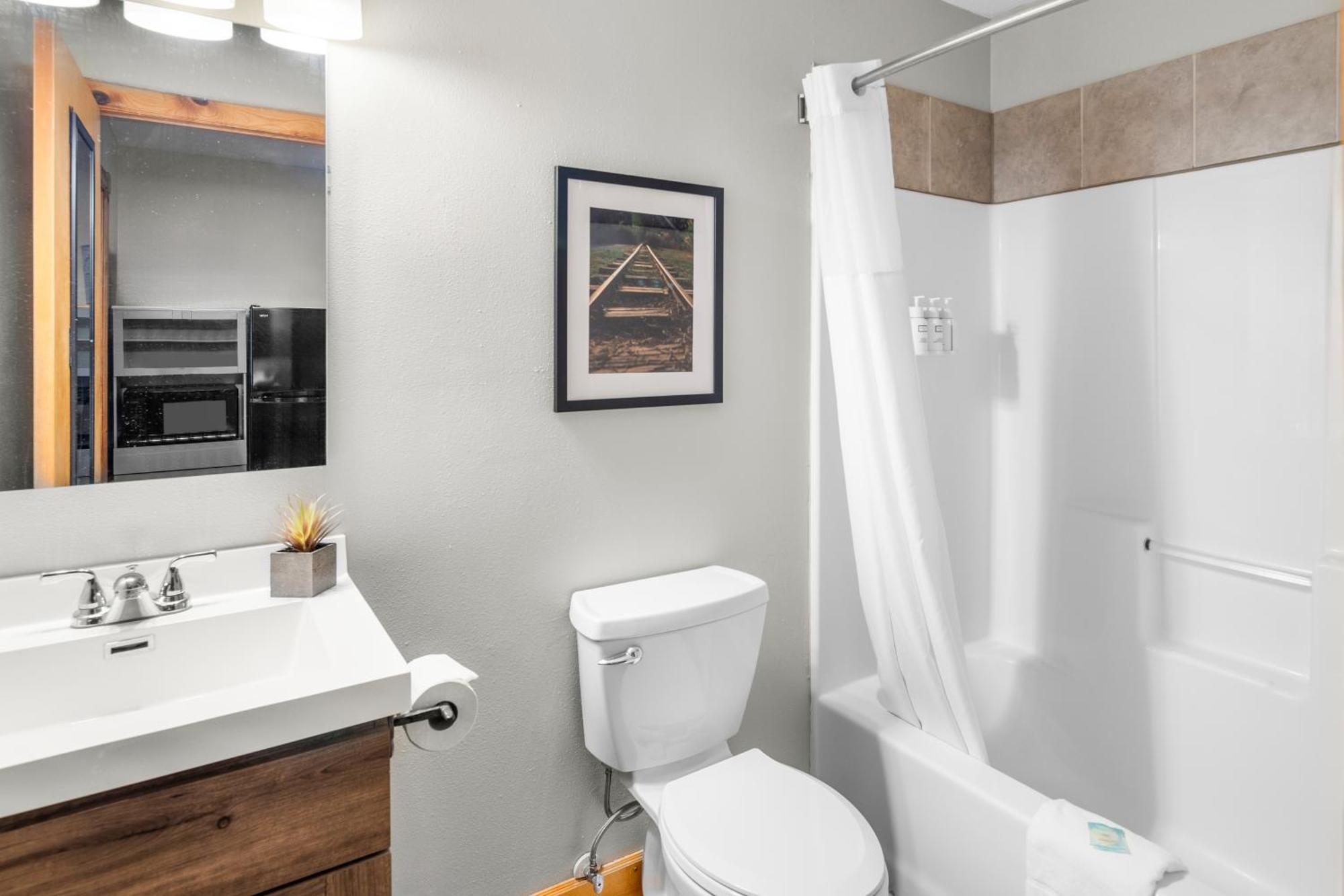 Everspring Inn & Suites Hill City Eksteriør billede