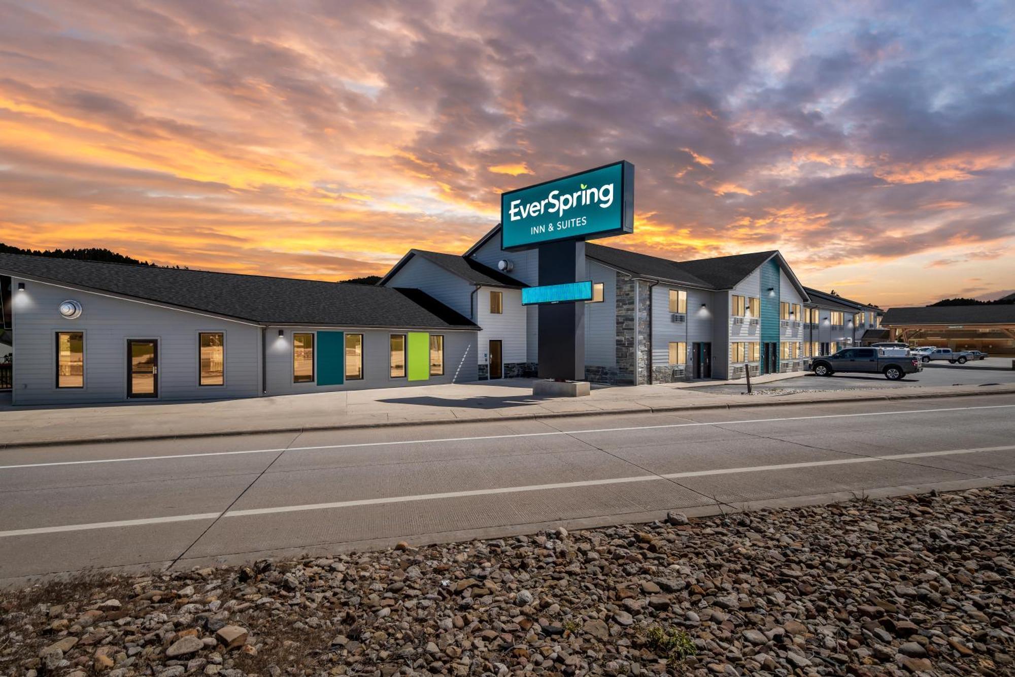 Everspring Inn & Suites Hill City Eksteriør billede