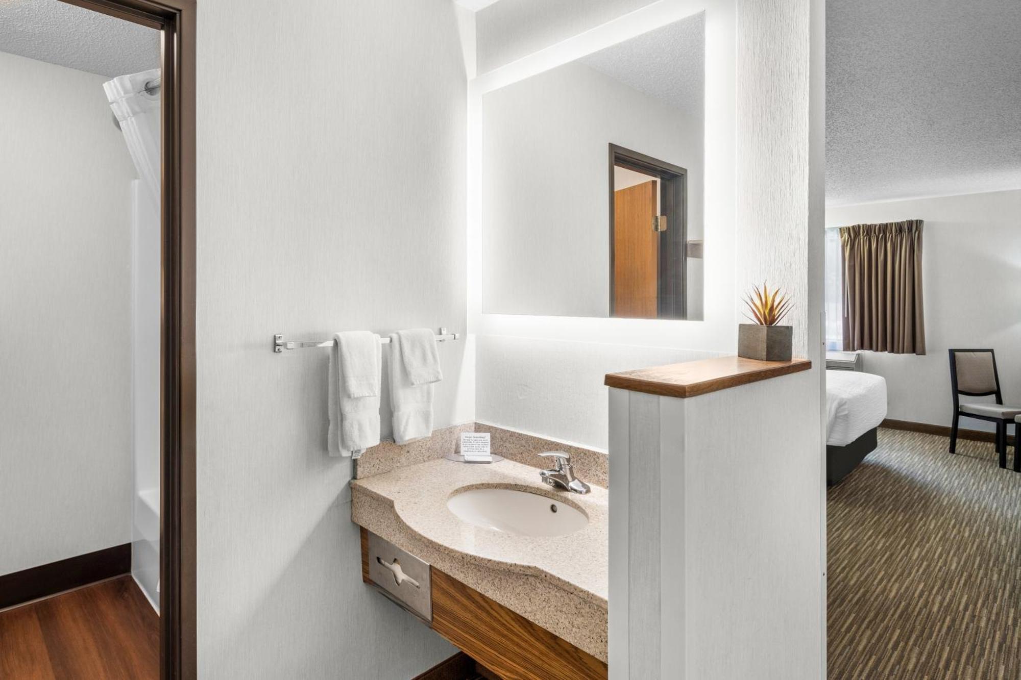 Everspring Inn & Suites Hill City Eksteriør billede