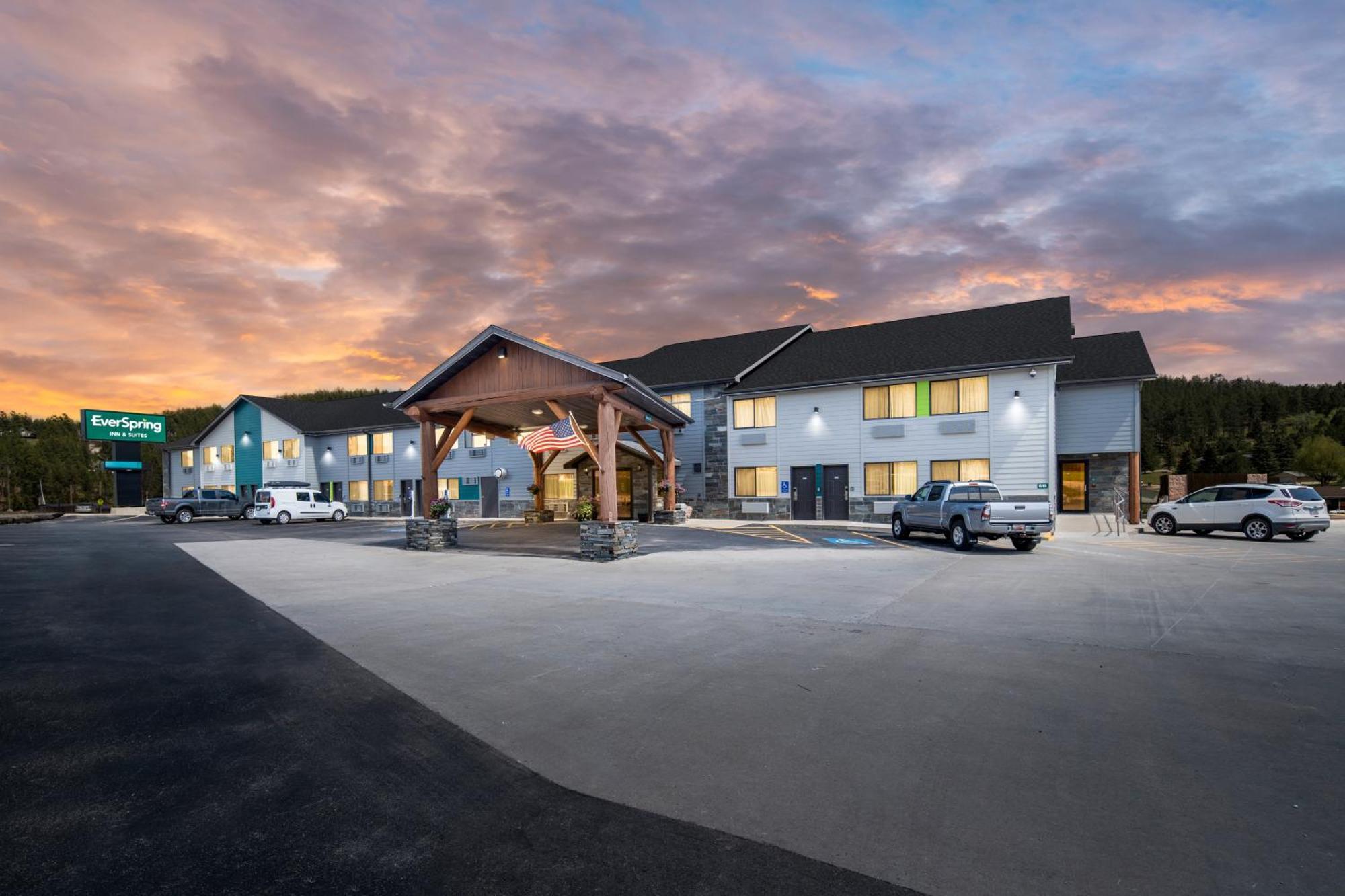 Everspring Inn & Suites Hill City Eksteriør billede