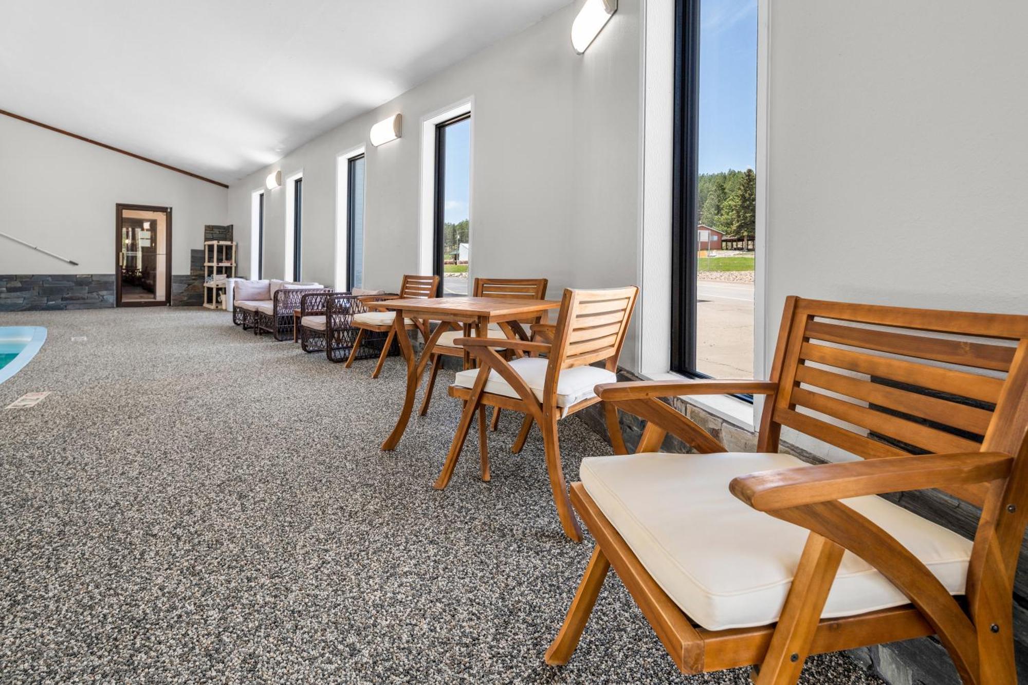 Everspring Inn & Suites Hill City Eksteriør billede